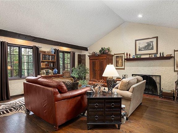 2nd image of 28 Weaver Hill Rd