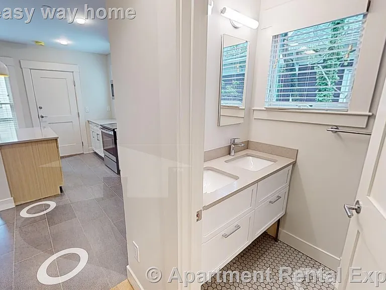 208-210 Banks St #2 — Photo 8