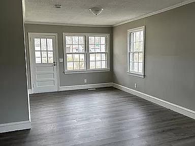 4th image of 122 E Pine St