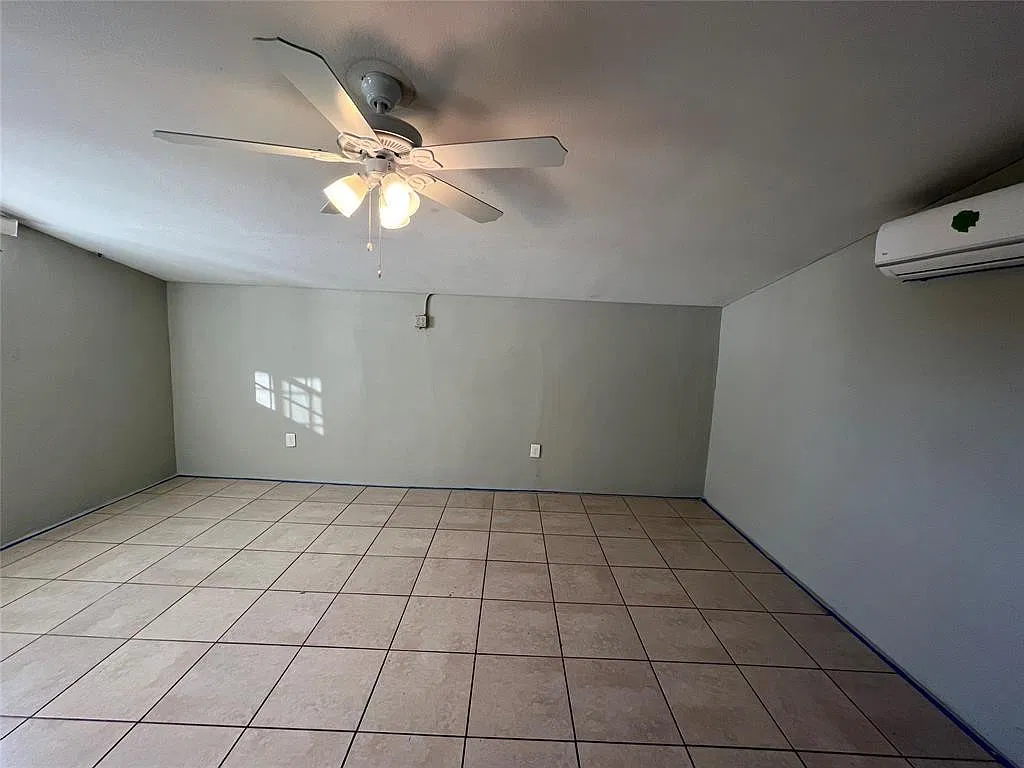 3 bed, 2.0 bath, 1833 sqft, $3,450 — Photo 2