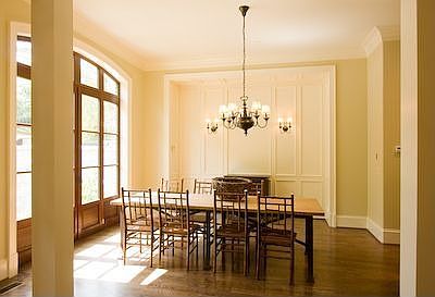 GRACEFUL DINING ROOM - PERFECT FOR ENTERTAINING