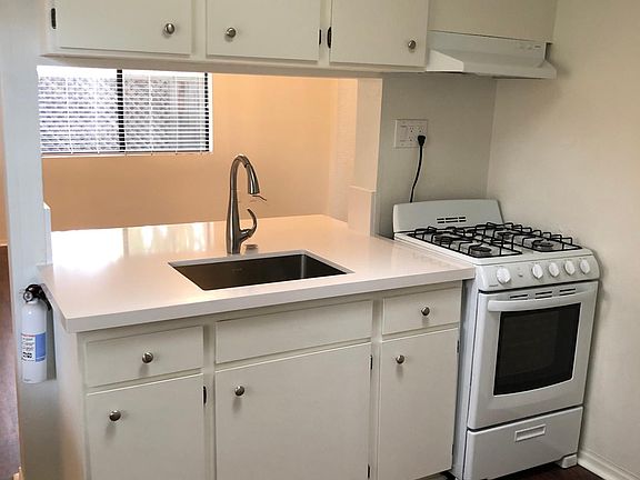 4th image of 411B W Dana St