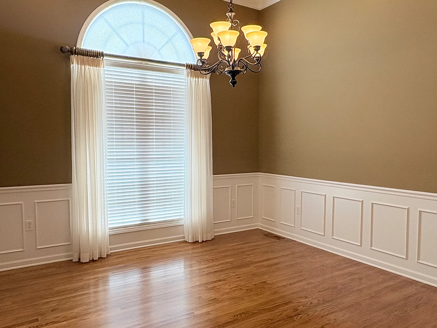 3 bed, 2487 sqft, $2,495 — Photo 4