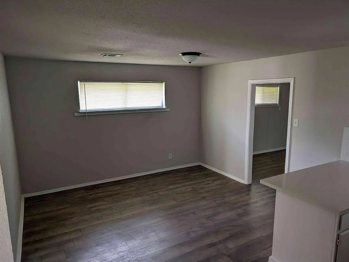 4 bed, 2.0 bath, 1599 sqft, $1,895 — Photo 3