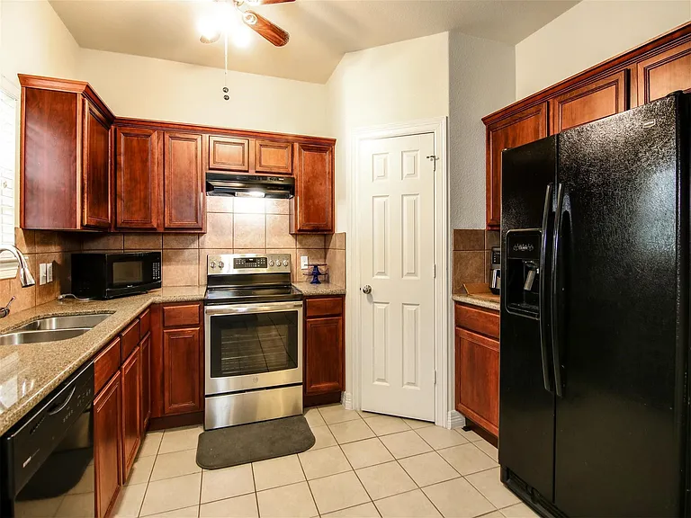 2915 Paige St — Photo 13
