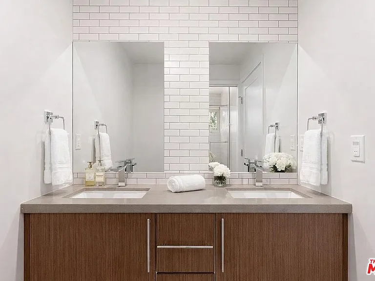 2120 N Beachwood Dr — Photo 21