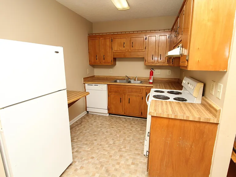 706 Peachers Dr #J — Photo 2