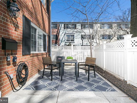 Private Fenced-In Patio w/Garden Strip