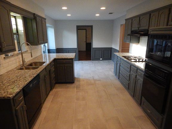 4th image of 1545 Century Oaks Dr