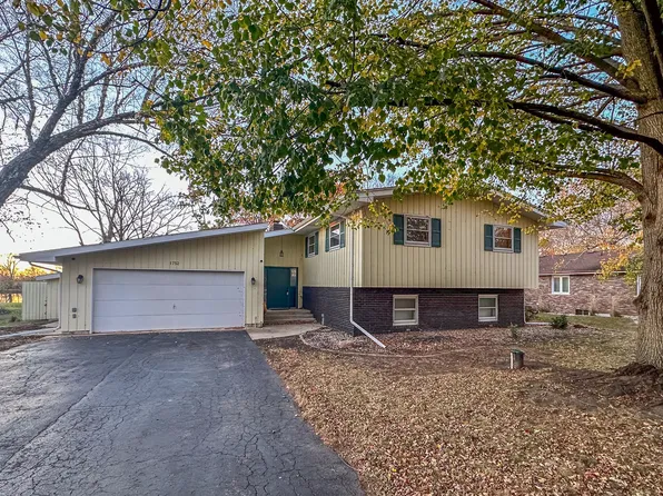 1752 Bittersweet Dr, Saint Anne, IL 60964