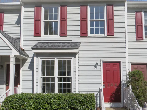 104 Luxon Pl, Cary, NC 27513