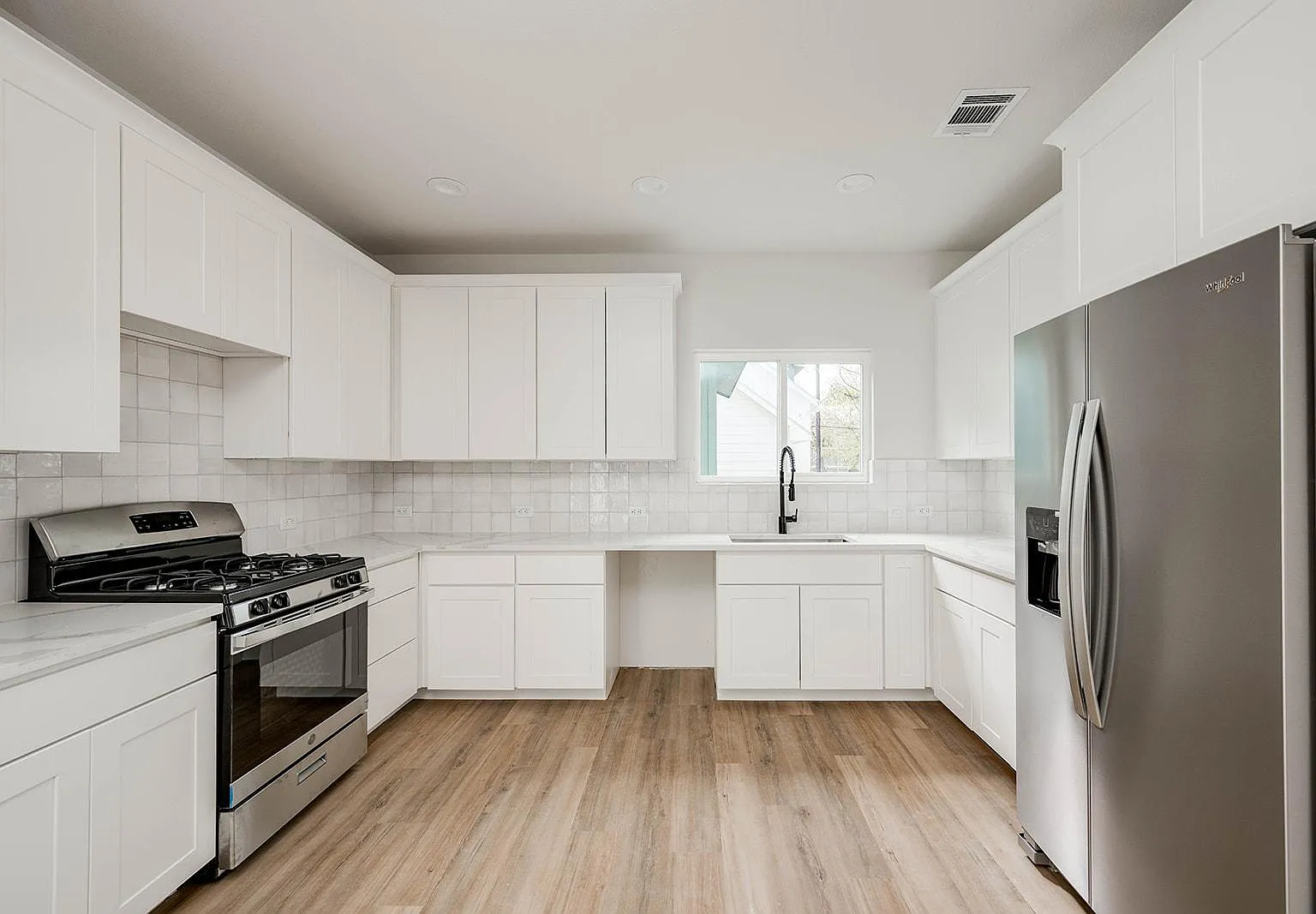 3 bed, 3.5 bath, 1350 sqft, $3,500 — Photo 3