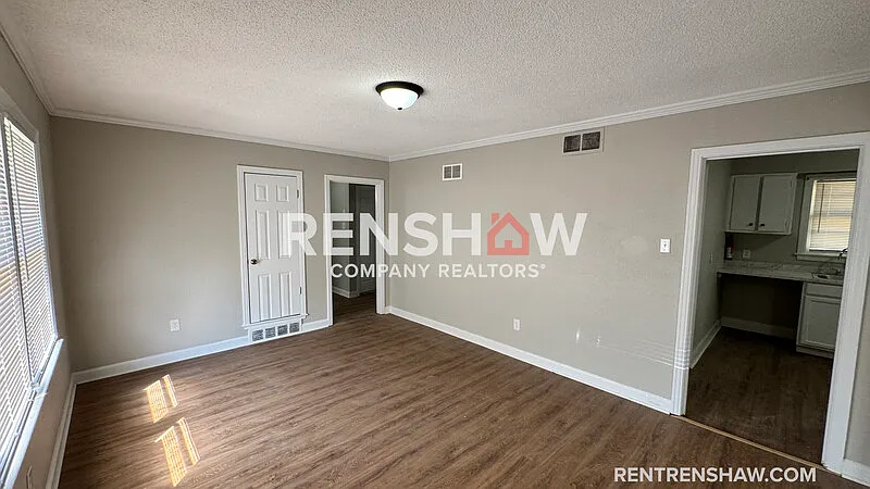 3 bed, 1.0 bath, 2355 sqft, $1,050 — Photo 2