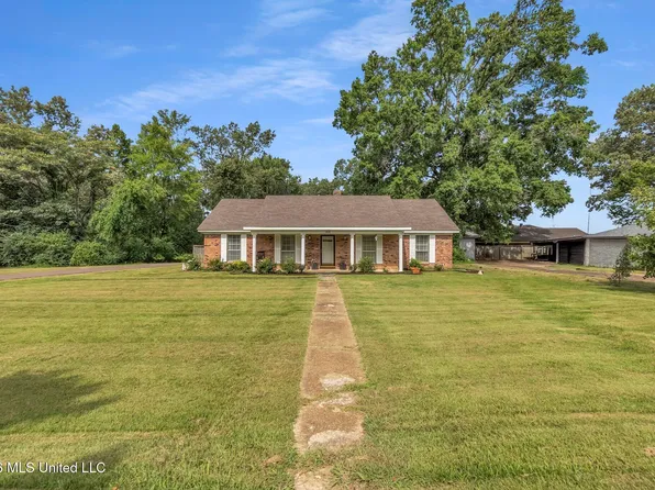 202 Moore Dr, Batesville, MS 38606