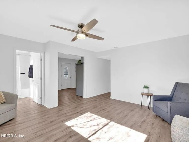 805 Plaza — Photo 5