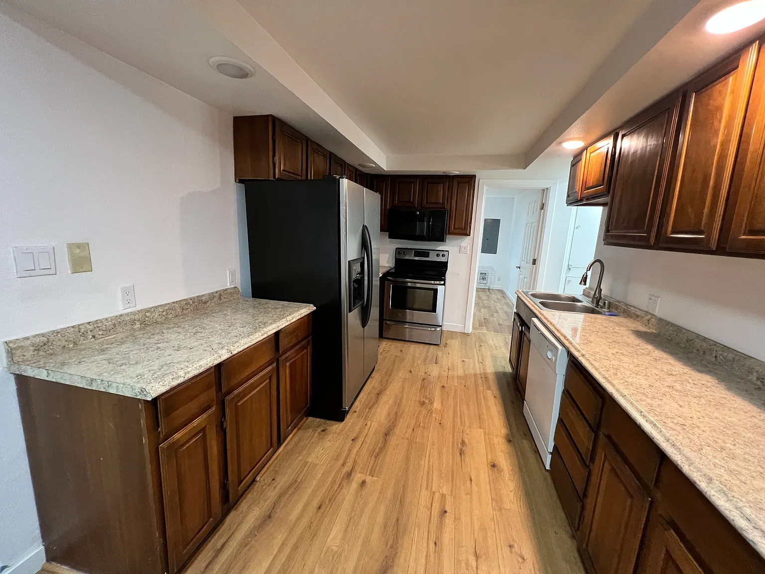 3 bed, 1456 sqft, $2,450 — Photo 2