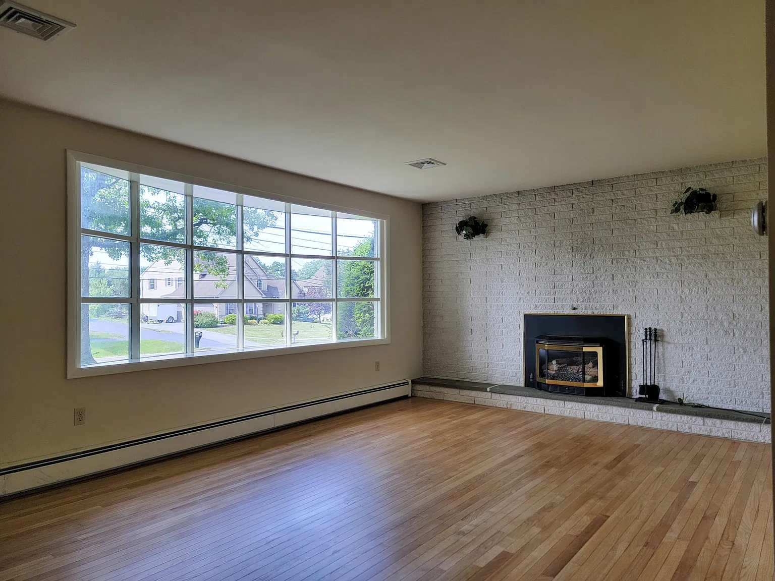 3 bed, 1.5 bath, 1497 sqft, $2,195 — Photo 3