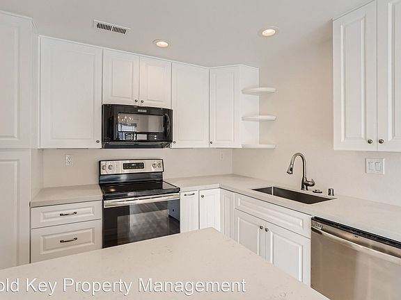 3rd image of 532 Via De La Valle