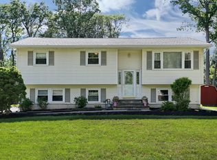77 Shuart Rd, Airmont, NY 10952