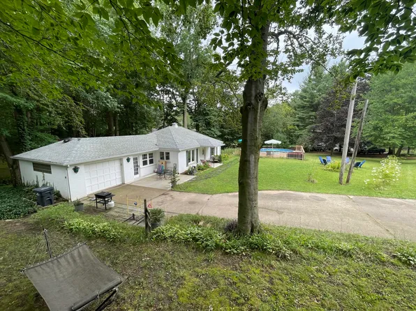 2982 W Bundy Rd, Coloma, MI 49038