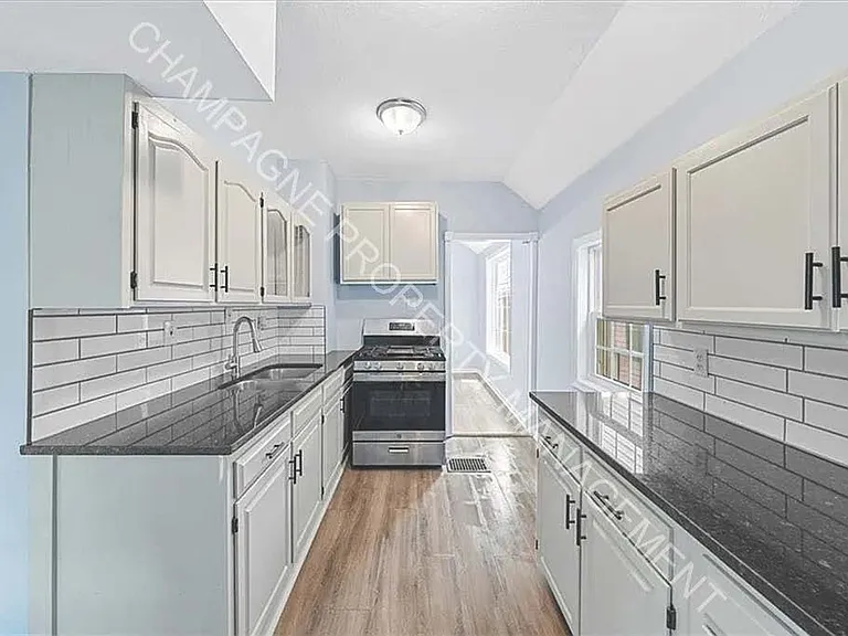 2454 Cypress Ave — Photo 2