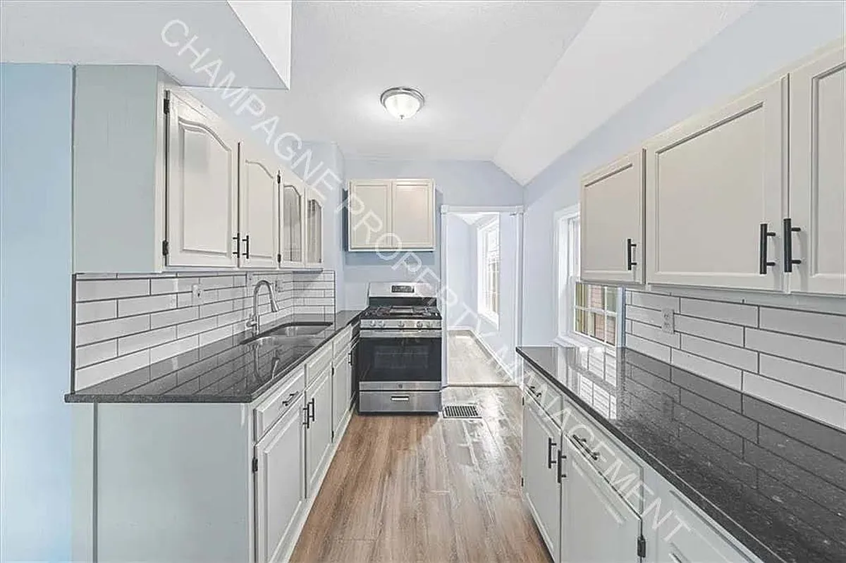 Building Photo - 2454 Cypress Ave