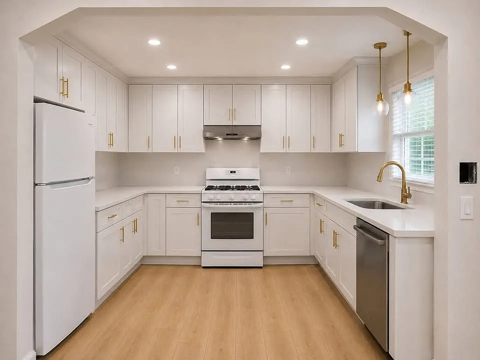 3 bed, 990 sqft, $3,900 — Photo 1