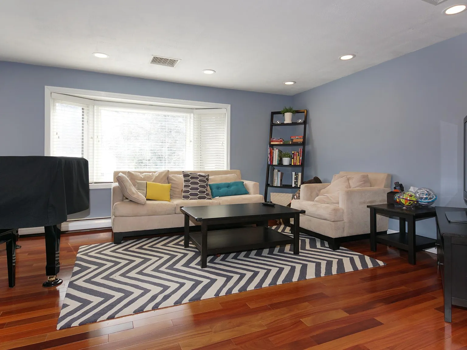 4 bed, 2400 sqft, $4,800 — Photo 3