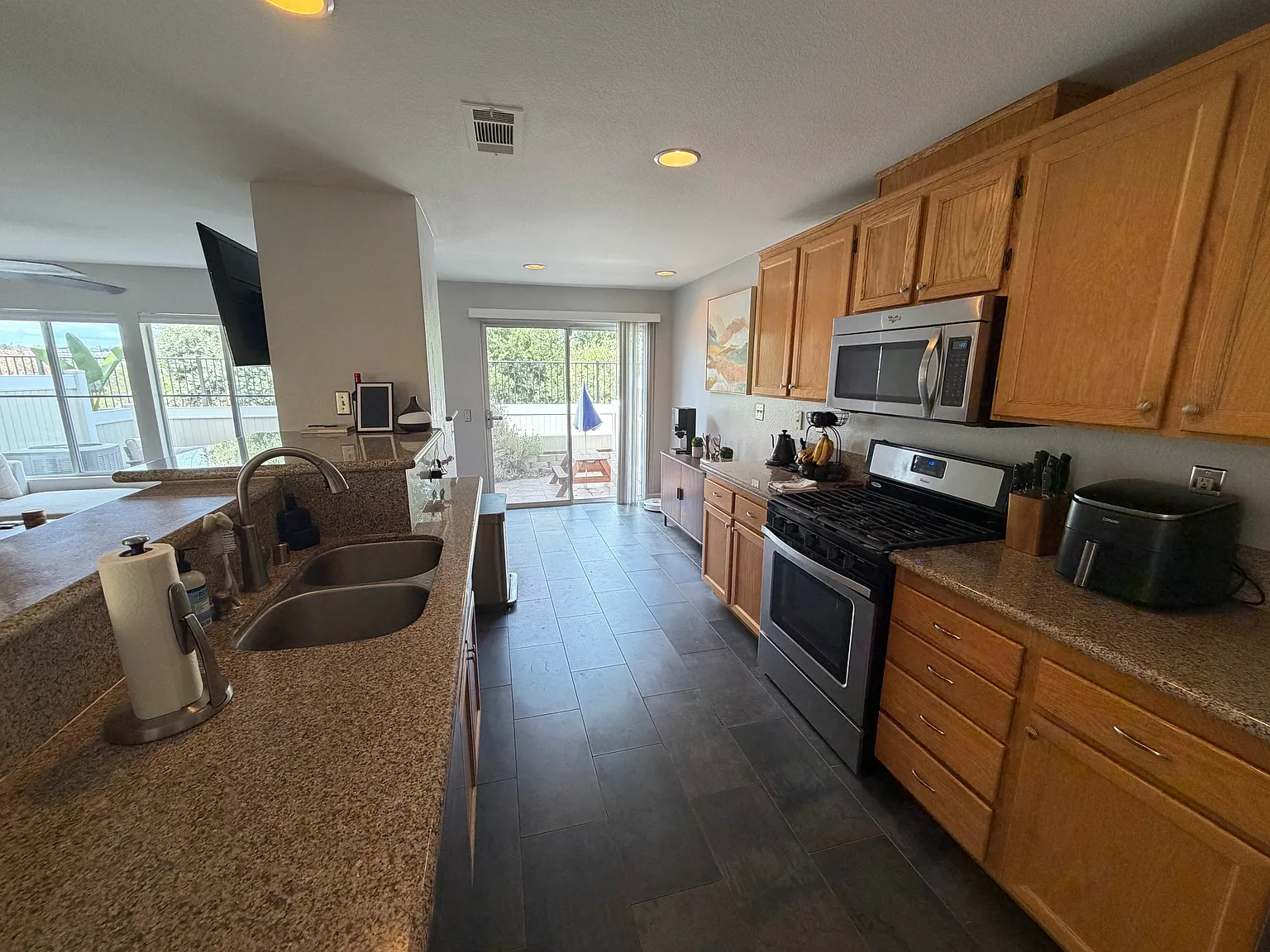 3 bed, 2.5 bath, 1476 sqft, $3,900 — Photo 3