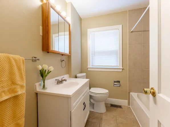 2315 Auburn St #2E, Rockford, IL 61103