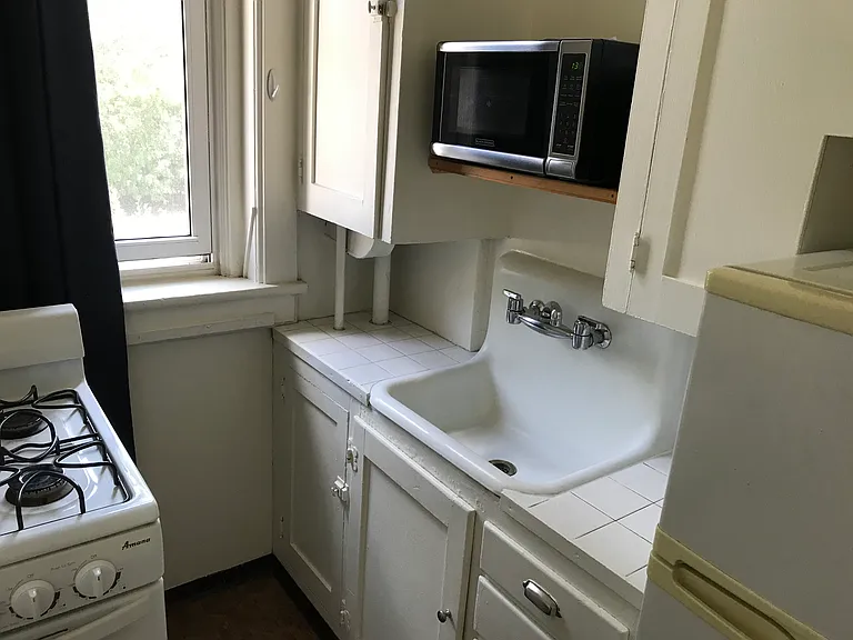 719 E Grand Ave #7 — Photo 3