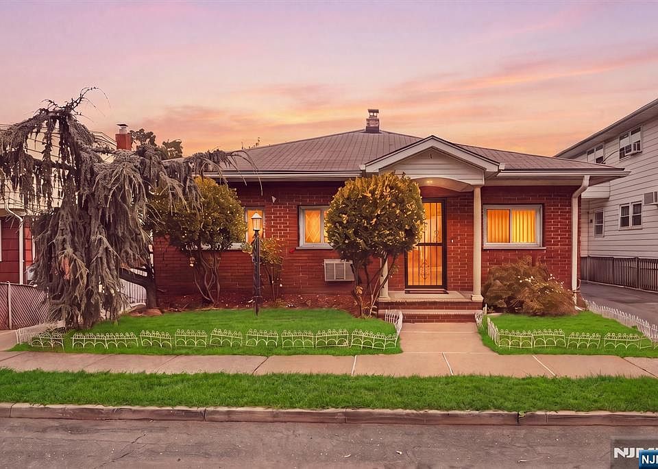 1st image of 352 Farnham Avenue
