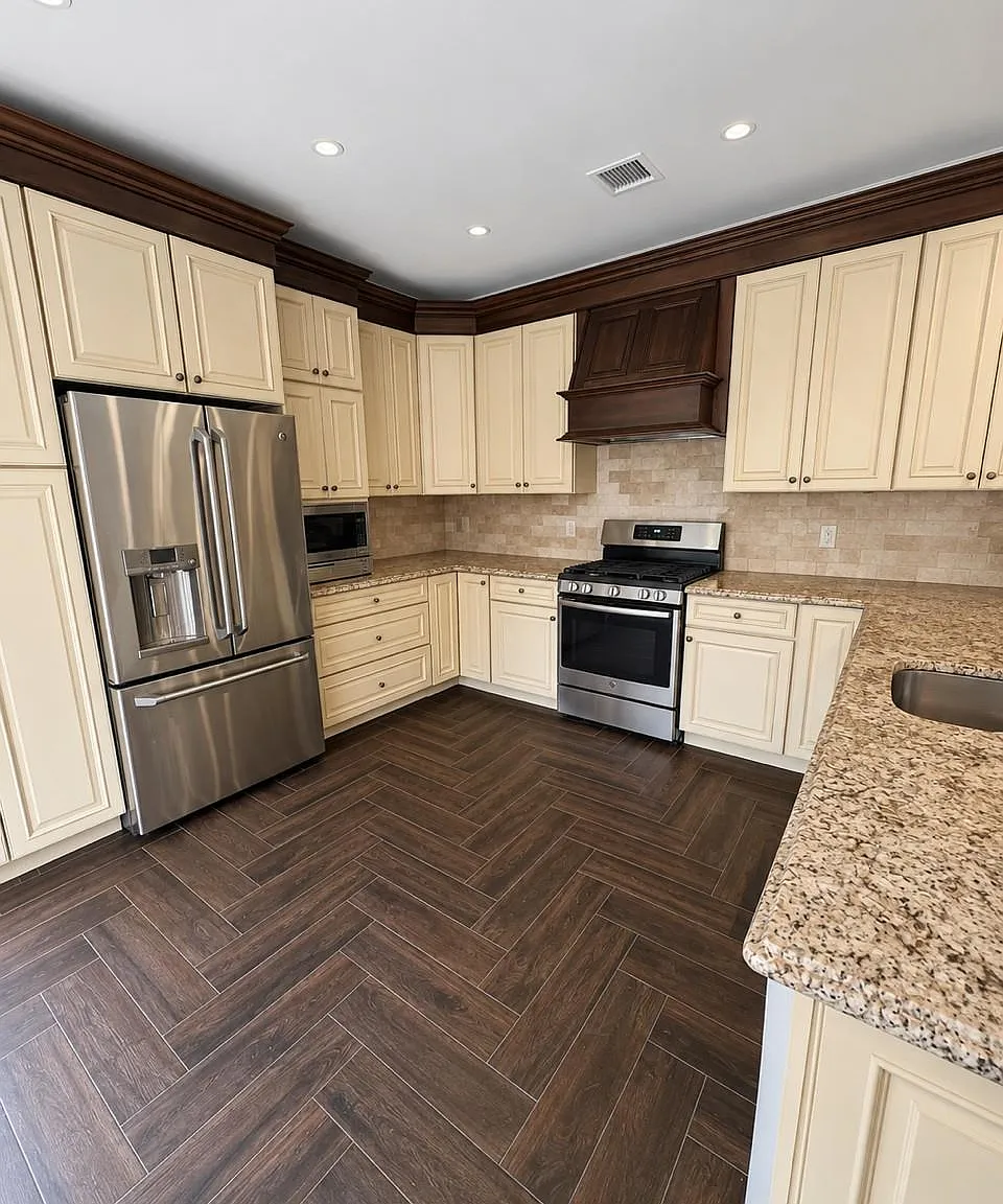 2 bed, 2.0 bath, 1300 sqft, $2,999 — Photo 2