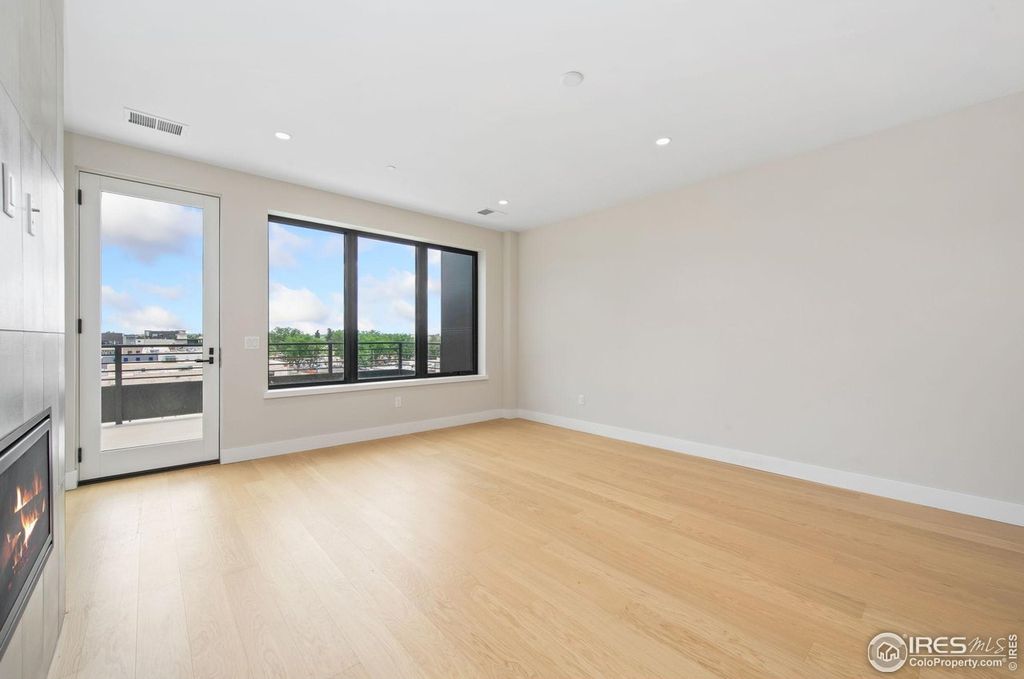 205 E 6th St #400