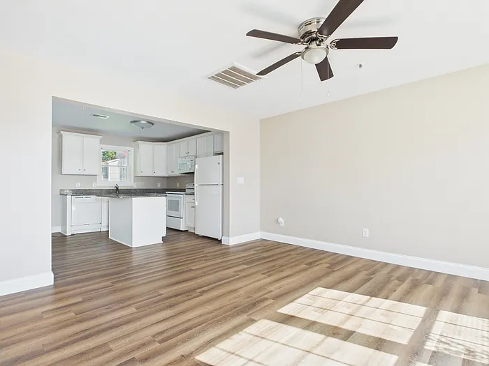 3 bed, 2.5 bath, 1203 sqft, $1,550 — Photo 3