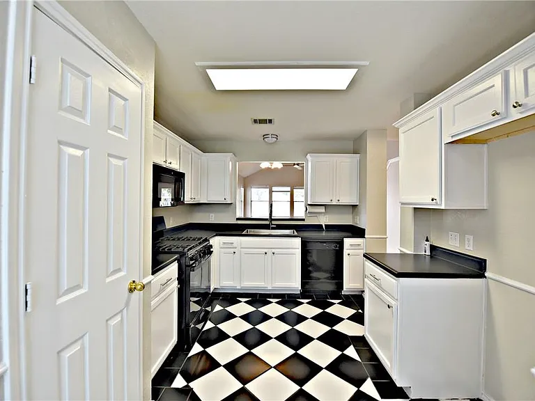 8416 Alvin High Ln — Photo 11