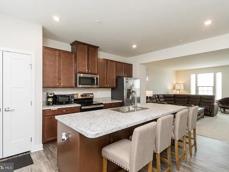 10605 Brewerton Ln — Photo 5