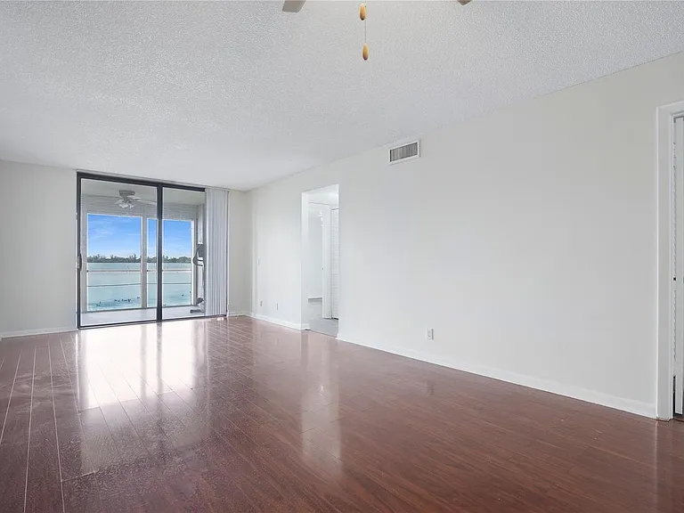 109 Lake Emerald Dr #110 — Photo 10