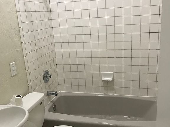 5th image of 827 Pennsylvania St #11495080