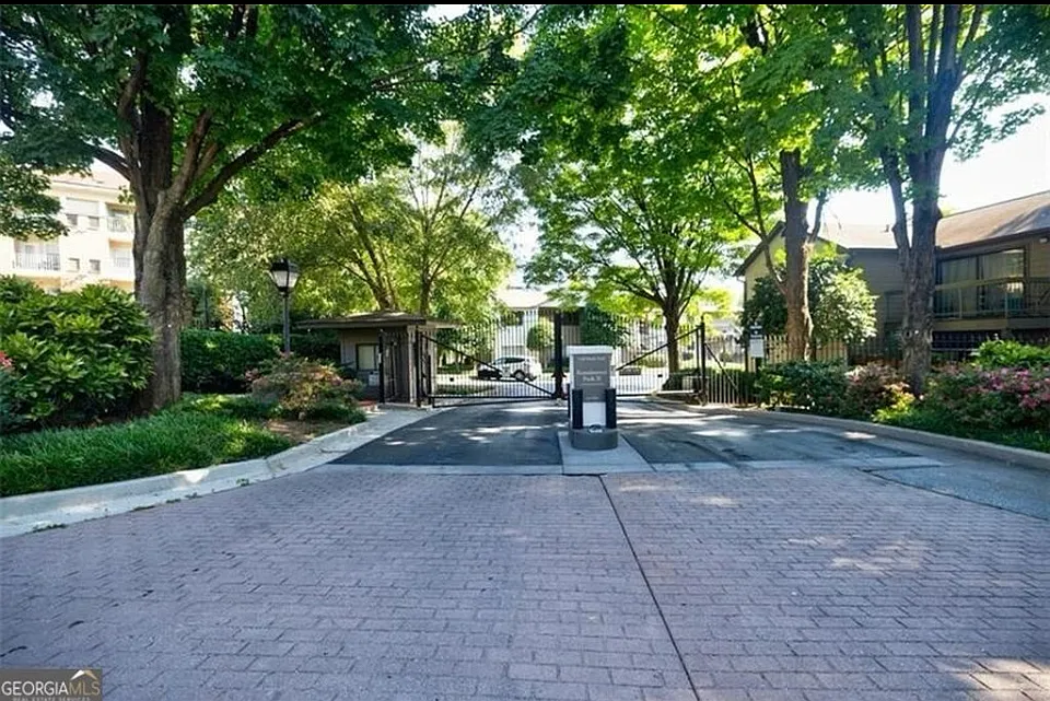 1 bed, 960 sqft, $1,950 — Photo 2