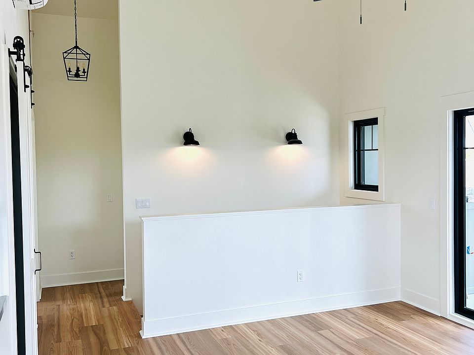 Living area. Vaulted ceiling.
