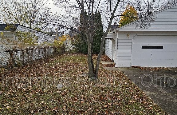 5th image of 360 E 326th St