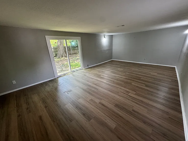 1717 Hemphill Dr — Photo 6