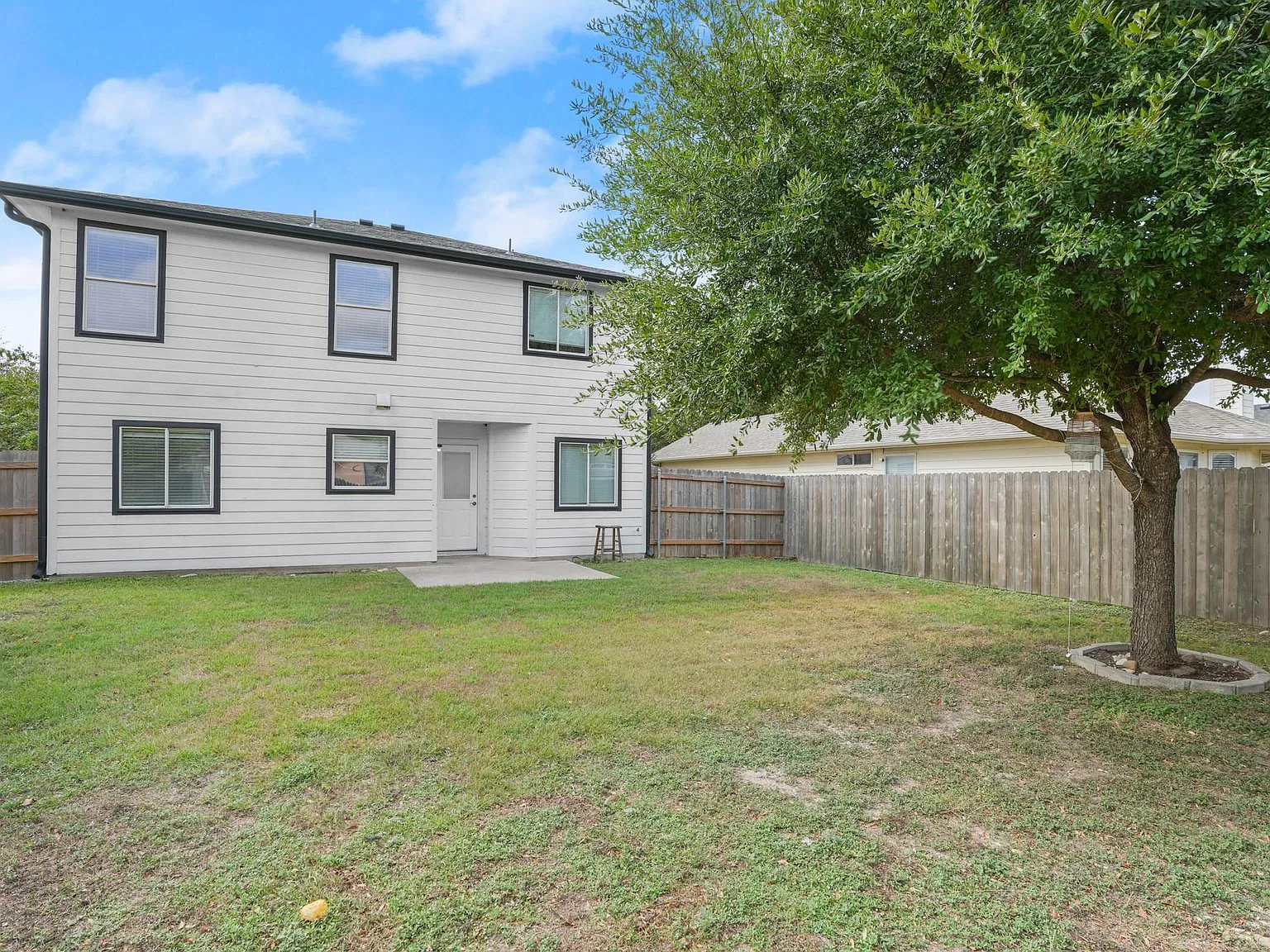 3 bed, 2.5 bath, 1564 sqft, $2,100 — Photo 2