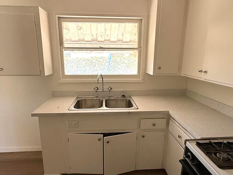 5541 Welland Ave — Photo 7