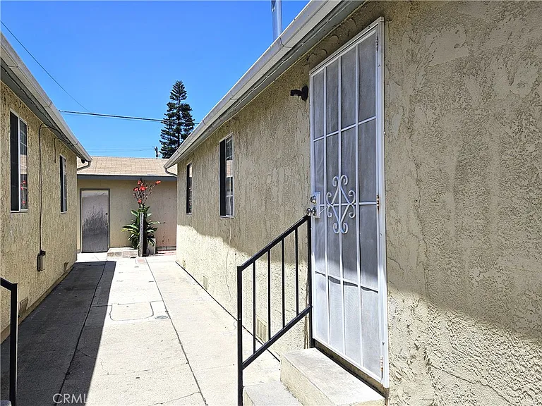 656 W 21st St — Photo 3