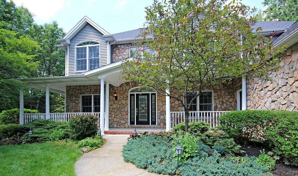 New Listing! LOCATED IN STURGEON WOODS SUBDIVISION.NESTLED ON  1.1 ACRES OF BEAUTIFULLY LANDSCAPED GROUNDS.