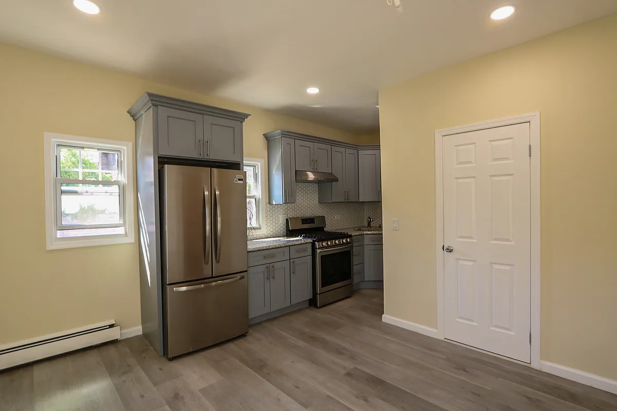 Newly renovated kitchen with updated appliances - 89 Westminster Pl #2