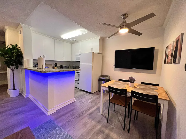 561 S Barrington Ave — Photo 31