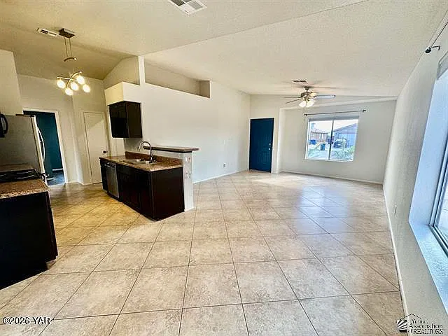 3 bed, 2.0 bath, 1099 sqft, $1,600 — Photo 2